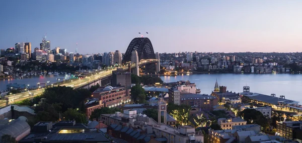 悉尼与港湾大桥的空中景观 — 图库照片