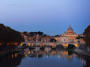 Gün doğumunda Aziz Peter Katedrali, Roma, İtalya
