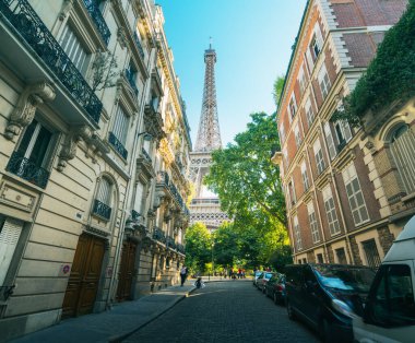 Paris 'te Eyfel Kulesi yakınlarında bir bina.