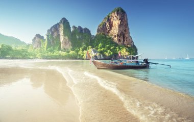 Krabi Tayland 'daki Railay plajında tekneler 