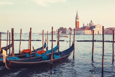 Büyük Kanal 'daki Gondolas ve Venedik' teki San Giorgio Maggiore kilisesi.