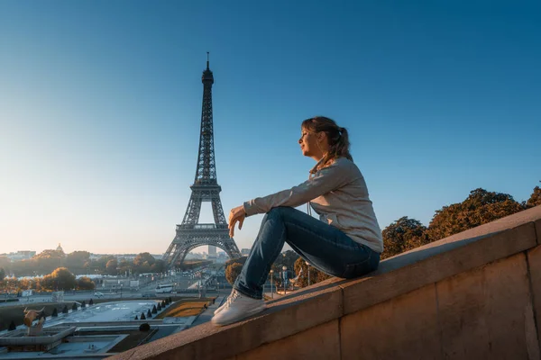 Žena Eiffelova Věž Úsvitu Paříž Francie — Stock fotografie