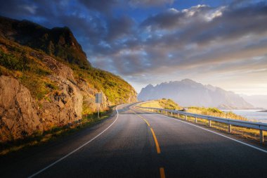 Gün doğumunda deniz kenarındaki yol, Lofoten Adası, Norveç