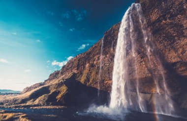 Gün batımında Seljalandsfoss Şelalesi, İzlanda