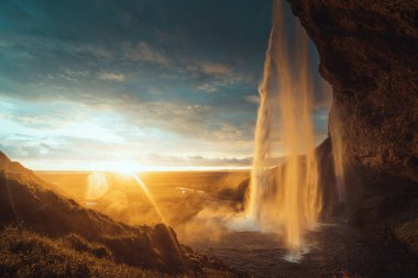 Gün batımında Seljalandsfoss Şelalesi, İzlanda