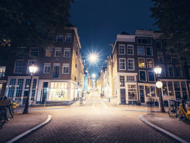 Amsterdam sokağı, gece Hollanda
