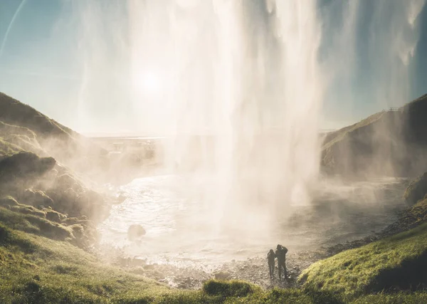 Yaz mevsiminde Seljalandfoss Şelalesi, İzlanda
