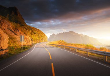 Gün doğumunda deniz kenarındaki yol, Lofoten Adası, Norveç