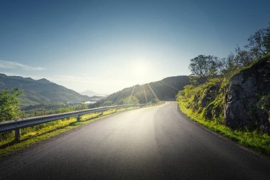 Norveç 'teki Lofoten adalarında yaz yolu.