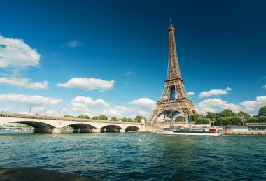 Paris 'te Eyfel Kulesi ile sabah vakti