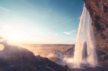 Gün batımında Seljalandsfoss Şelalesi, İzlanda