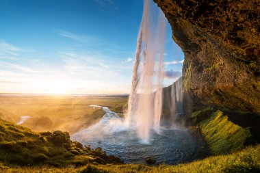 Gün batımında Seljalandfoss Şelalesi, İzlanda
