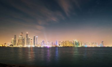 Dubai Marina 'daki gökdelenler, gün batımı, BAE