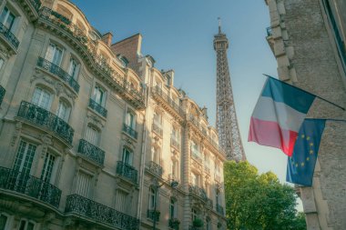Paris 'te Eyfel Kulesi yakınlarında bir bina.