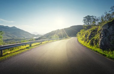 Norveç 'teki Lofoten adalarında yaz yolu.