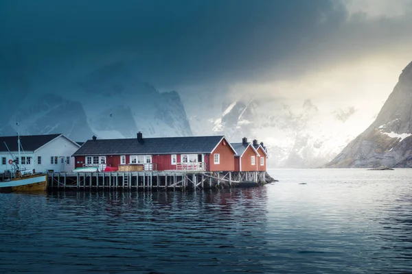 Hamnoy Kalastajakylä Sumu Kevät Aika Lofoten Islands Norja — kuvapankkivalokuva