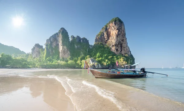 Barcos Praia Railay Krabi Tailândia Fotos De Bancos De Imagens Sem Royalties