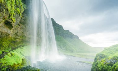 Yaz mevsiminde Seljalandfoss Şelalesi, İzlanda