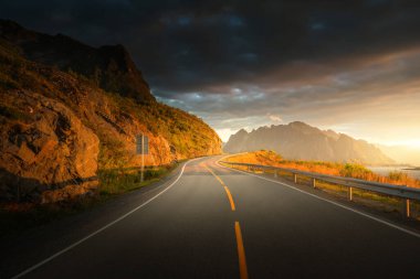 Gün doğumunda deniz kenarındaki yol, Lofoten Adası, Norveç