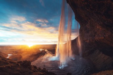 Gün batımında Seljalandsfoss Şelalesi, İzlanda