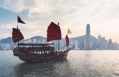 Gün batımında Hong Kong Limanı