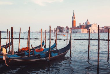 Büyük Kanal 'daki Gondolas ve Venedik' teki San Giorgio Maggiore kilisesi.