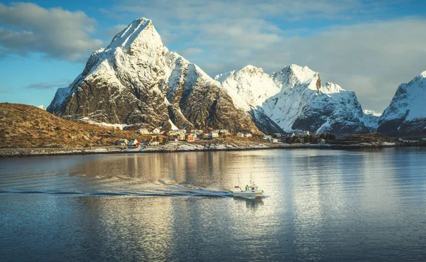 Рыболовецкое Судно Деревня Лофские Острова Норвегия — стоковое фото