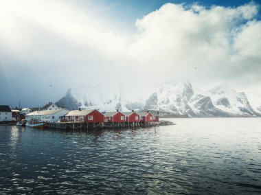 Hamnoy balıkçı köyü, sisli bahar zamanı, Lofoten Adaları, Norveç