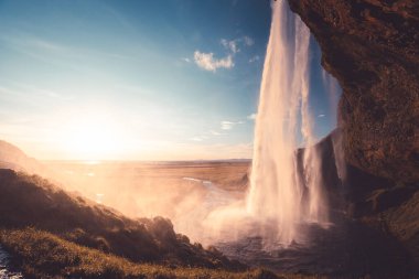 Gün batımında Seljalandsfoss Şelalesi, İzlanda