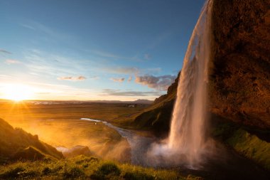 Gün batımında Seljalandfoss Şelalesi, İzlanda