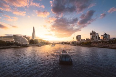Tower Bridge, İngiltere 'den Londra silueti.