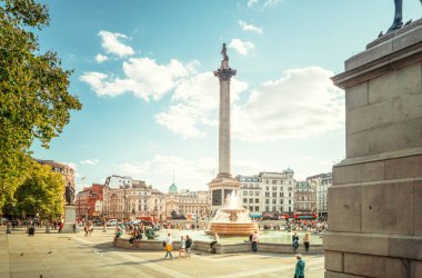 Londra Trafalgar Meydanı, güneşli bir gün, İngiltere