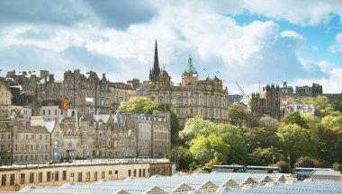 Edinburgh, İskoçya 'daki Waverley tren istasyonunun çatısı ve manzarası.
