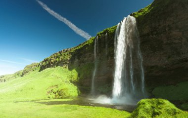 Yaz mevsiminde Seljalandfoss Şelalesi, İzlanda