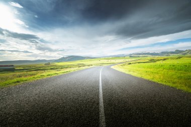 Yazın yol güneşli İzlanda