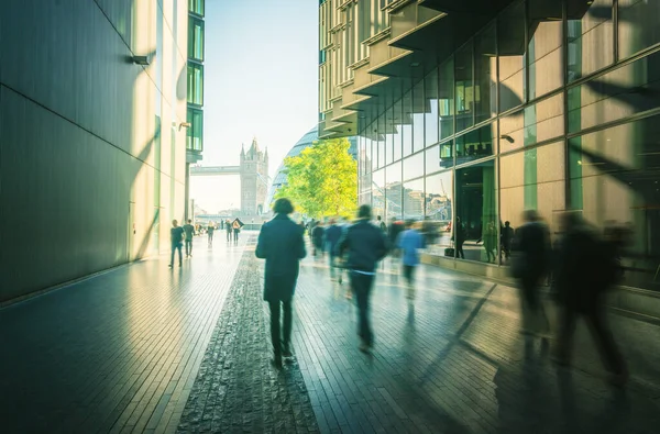 Ludzie Biznesu Nowoczesne Budynki Tower Bridge Londyn Wielka Brytania — Zdjęcie stockowe