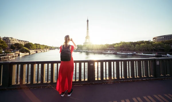 Mladá Žena Červeném Fotografuje Eiffelovku Paříž — Stock fotografie