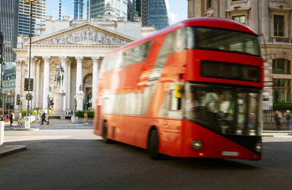 Royal Exchange Londra Kırmızı Otobüsle — Stok fotoğraf