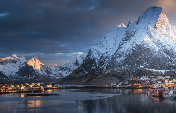 Východ Slunce Reine Village Lofotenské Ostrovy Norsko — Stock fotografie