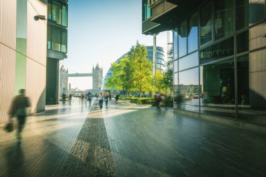 İş adamları, modern binalar ve Tower Bridge, Londra, İngiltere