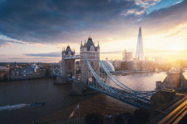 Londra 'daki kule köprüsü.