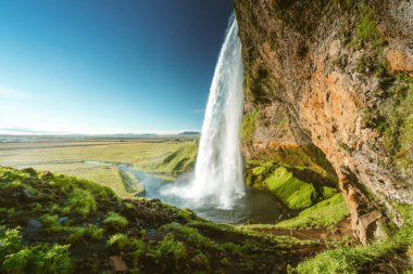 Yaz mevsiminde Seljalandfoss Şelalesi, İzlanda