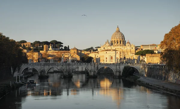 Tiber Och Sankt Peterskyrkan Vatikanen Soluppgång — Stockfoto