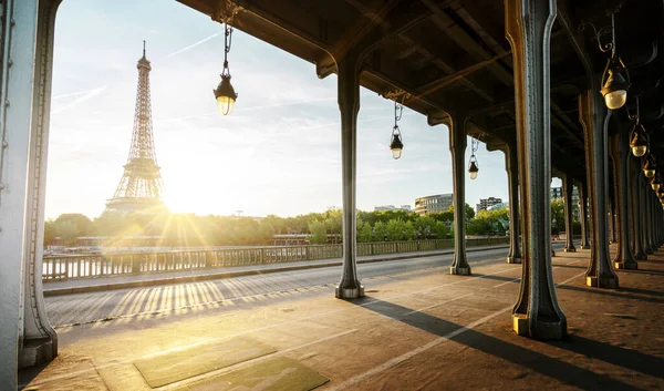 Torre Eiffel Ponte Metálica Bir Hakeim Pela Manhã Paris França Imagens De Bancos De Imagens Sem Royalties