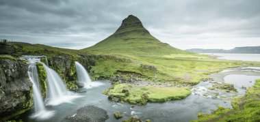 Kirkjulsfoss Şelalesi ve Kirkjufell Dağı