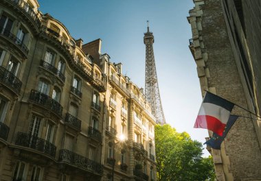 Paris 'te Eyfel Kulesi yakınlarında bir bina.
