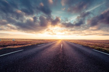 Sonbaharda yol güneşli İzlanda