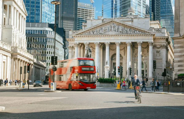 Royal Exchange Londres Com Ônibus Vermelho — Fotografia de Stock