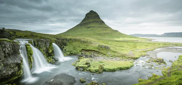 Kirkjufellsfoss Wasserfall Und Kirkjufell Berg — Stockfoto