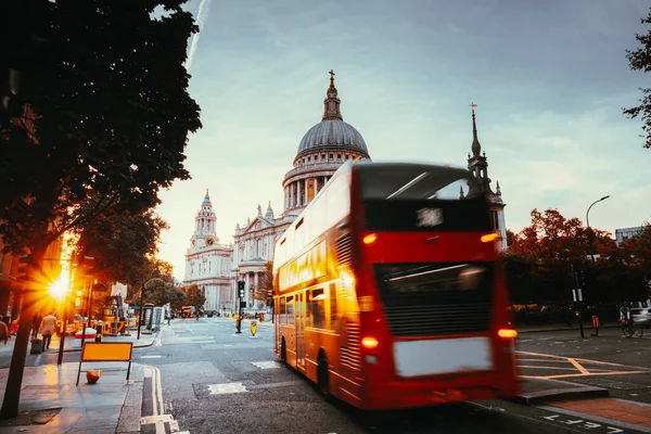 Dubbeldäckare Buss Och Pauls Cathedral London Storbritannien — Stockfoto